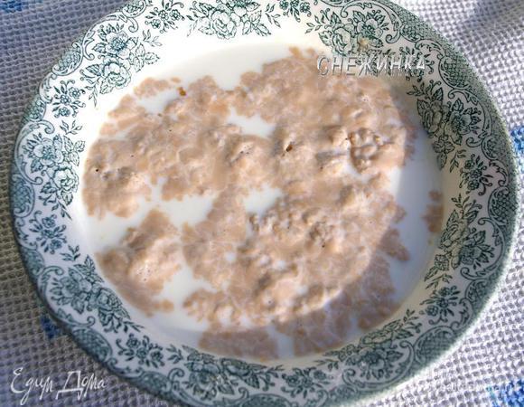 Молоко слегка подогреваем до еле тёплого состояния. Добавляем 1 ст.л. сахара и дрожжи. Даём дрожжам «ожить», чтобы появилась «шапочка».