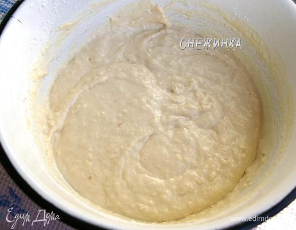 В миску просеиваем 200 г муки, добавляем дрожжевое молоко, вымешиваем опару и оставляем её в тёплом месте минут на 30.