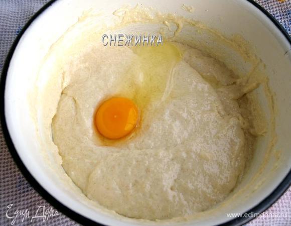 Затем в опару добавляем сахар, размягчённое сливочное масло, перемешиваем. Вбиваем яйцо и снова хорошо перемешиваем. 