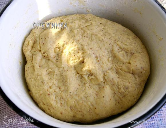 Добавляем фундучную муку, постепенно просеиваем в тесто оставшуюся пшеничную муку. Очень хорошо вымешиваем тесто, оно должно оставаться мягким, но не должно липнуть к рукам.