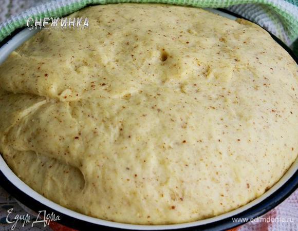 Прикрываем миску с тестом полотенцем, ставим в тёплое место, даём хорошо подняться. У меня на это ушло 50 минут.