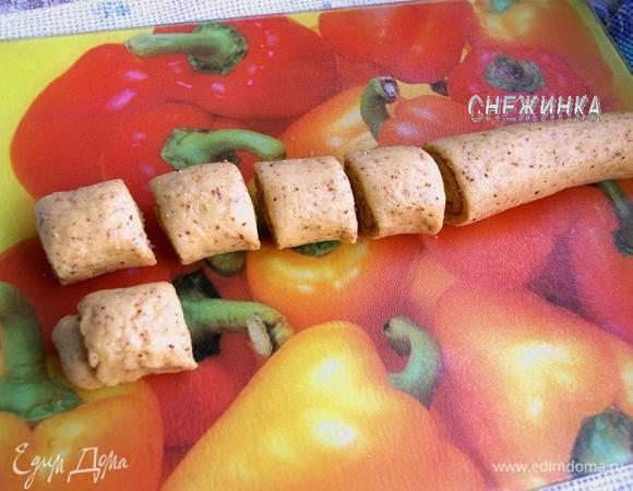 Сворачиваем плотным рулетом, края защипываем. Нарезаем на кусочки, шириной около 4 см.