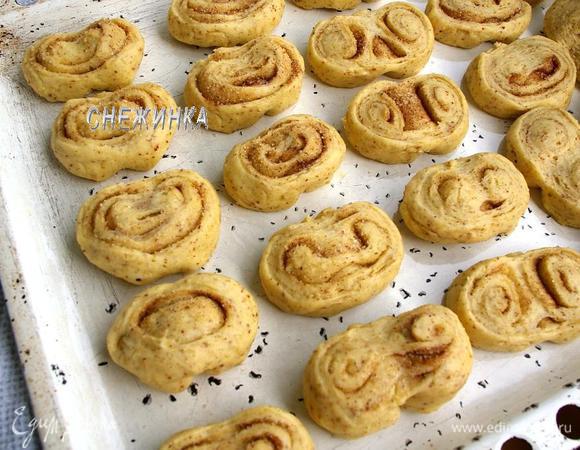 Противень слегка смазываем маслом. Укладываем булочки на противень. Даём им постоять 15 минут.