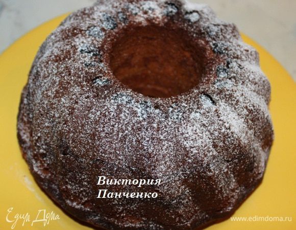 Выпекать в разогретой до 180°C духовке 35–40 минут. Готовый кекс охладить и достать из формы. Посыпать сахарной пудрой.