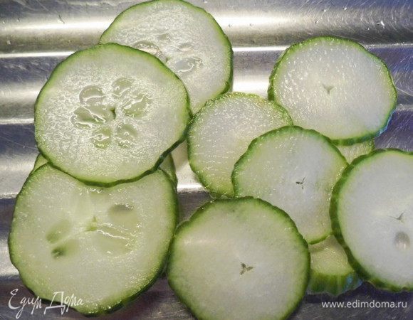 Огурец свежий вымыть, обсушить и очень тонко нарезать (или нашинковать) "пятаками".