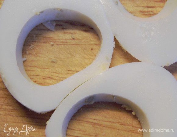 Варёные яйца очистить от скорлупы и порезать вдоль на "шайбы". У меня раскрошился желток, который я потом (уже на бутерброде) поместила назад... 
