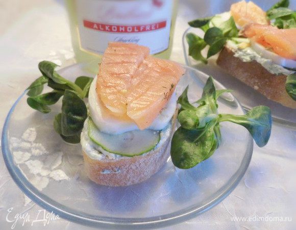 Собираем бутерброды: на кусочек хлеба помазать помазку, положить 2-3 тоненьких "пятака" огурца, затем "шайбочку" яйца и увенчать всё это 1-2 кусочками филе сёмги.