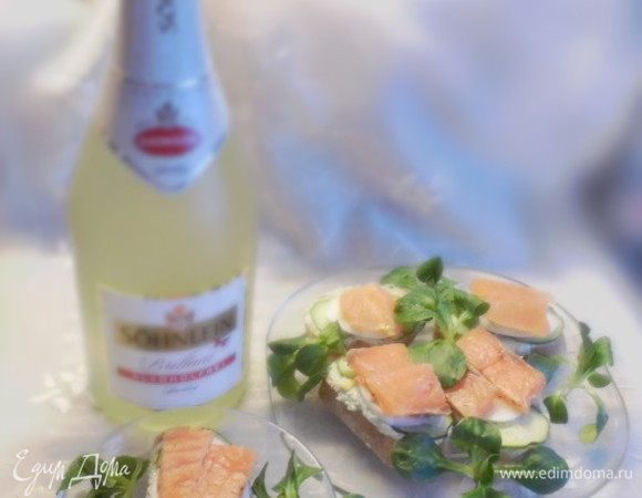 Бутербродики заранее не собирать (багет от помазки может отмокнуть) , просто приготовить и нарезать все ингредиенты