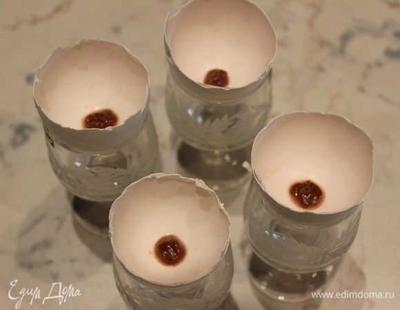 А вот и глазки ручной работы))) Надо подготовить яичную скорлупу (половинки), промыть и прокипятить минуты 2, высушить...разместить скорлупки на рюмочках, чтобы твердо стояли. В центр капнуть расплавленный шоколад (зрачок) и убрать в холодильник для застывания (минут 15)