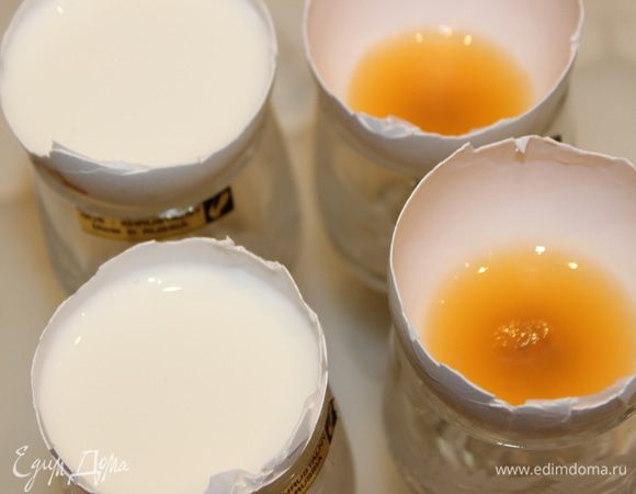 Желатин замочить в холодной воде минут на 10-15. Сок нагреть и растворить в нем отжатый желатин (1/3 часть)...чайной ложкой налить желтую массу в скорлупу...убрать в холодильник минут на 15 для застывания. Тем временем мягкий творог нагреть, растворить в нем оставшийся желатин и выложить массу поверх желтого слоя. Поставить в холодильник часа на 2