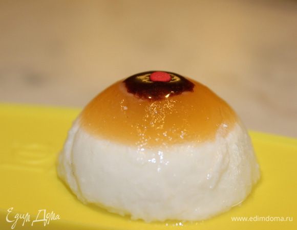 После того, как желе хорошенько застынет, аккуратно очистить от скорлупы и внутренней пленки. Если плохо очищается, то советую поставить в морозильную камеру минут на 20. Сверху можно подправить зрачок (просто добавить свежий слой шоколада). Глаз Циклопа готов! 