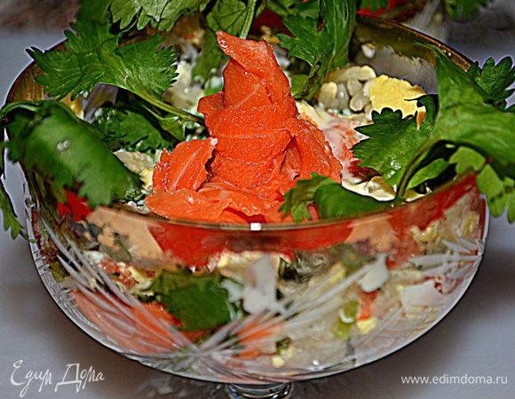 Половину порции рыбы, яйца все, зеленый лук весь, часть петрушки и укроп мелко покрошить. 