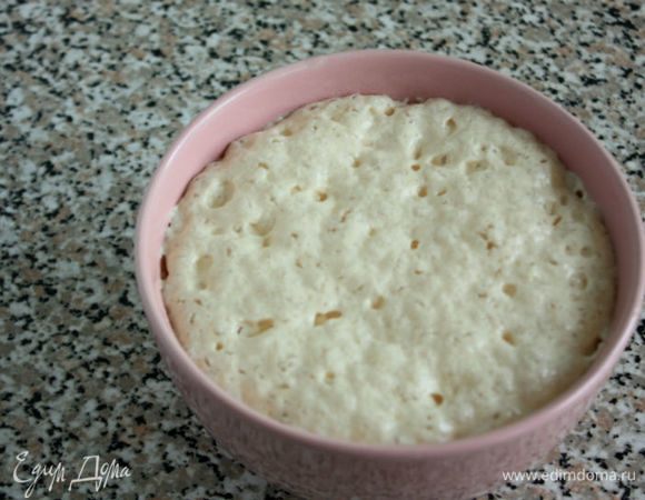 Потребуется дополнительно мука. Начинка указана приблизительно. Если оставалось тесто, мама для разнообразия делала еще ватрушки с творогом. Для приготовления опары слегка подогреть молоко. В миске смешать сахар, дрожжи, 2 ст. л. муки и развести молоком. Накрыть миску и поставить в теплое место на 15-20 минут.