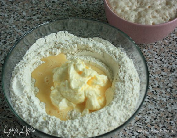 Масло распустить и смешать со сметаной, пока оно теплое. В большую миску просеять муку, добавить туда масляную смесь, яйцо и опару.