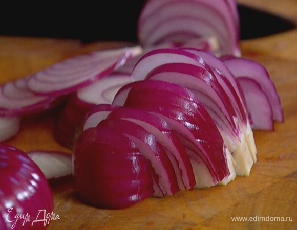 Лук почистить и нарезать полукольцами.