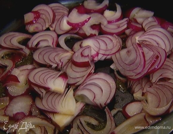 Разогреть в сковороде оливковое масло и обжарить лук до золотистого цвета.