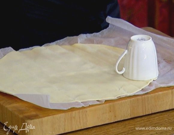 Тесто раскатать в тонкий пласт и чашкой вырезать из него кружки.
