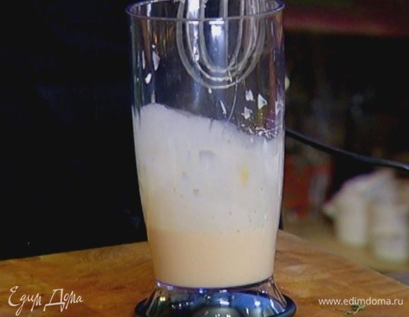 Яйца вместе со сливками взбить миксером в однородную массу, посолить и поперчить.