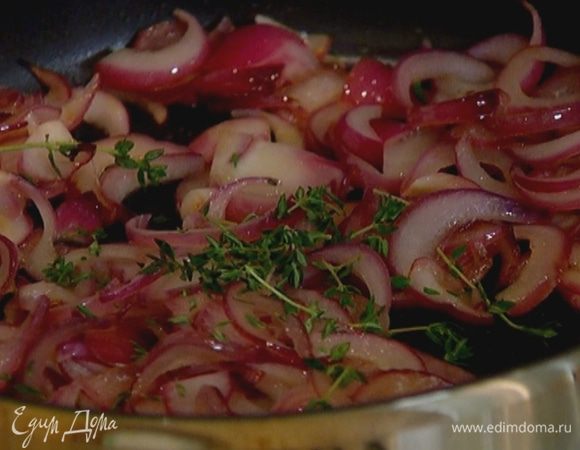 В сковороду с обжаренным луком добавить листья тимьяна, посолить, поперчить, перемешать и снять с огня.