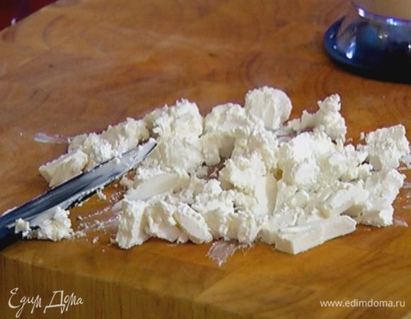 Фету порезать небольшими кусочками.