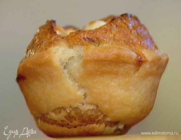 Выпекать тарталетки в разогретой духовке 10–12 минут.