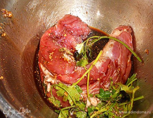 В мисочке смешать мед, соевый соус и специи, добавить петрушку, щепотку соли и положить вырезку, перемешать ее в маринаде и поставить мариновать минимум на 1 час.