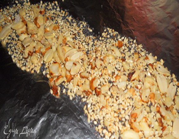 Кунжут, мак  и арахис обжарить на сухой сковороде до золотистого цвета. Взять кусок фольги немного больше размера вырезки и положить на него обжаренный кунжут, мак и арахис.