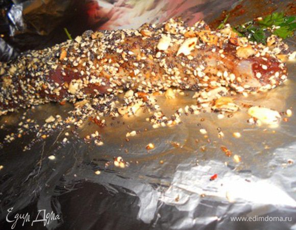 На панировку кладем замаринованную вырезку и обмакиваем со всех сторон, сбоку кладем петрушку.