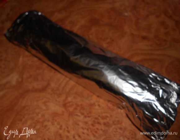 Затем загибаем верх и сворачиваем. Выпекать при температуре 240 градусов около 15 минут, проверить готовность можно зубочисткой или надрезать край ножом.