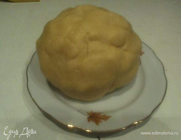 Соединить все ингредиенты, замесить мягкое тесто,оно не должно липнуть к рукам. Разделить на 2 части (побольше и поменьше). Меньшую часть обернуть пищевой пленкой и убрать на 30 минут в холодильник 