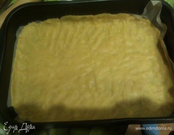 Большую часть теста раскатать и уложить в форму