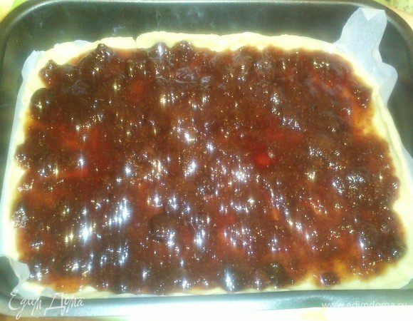 На тесто выложить слой варенья