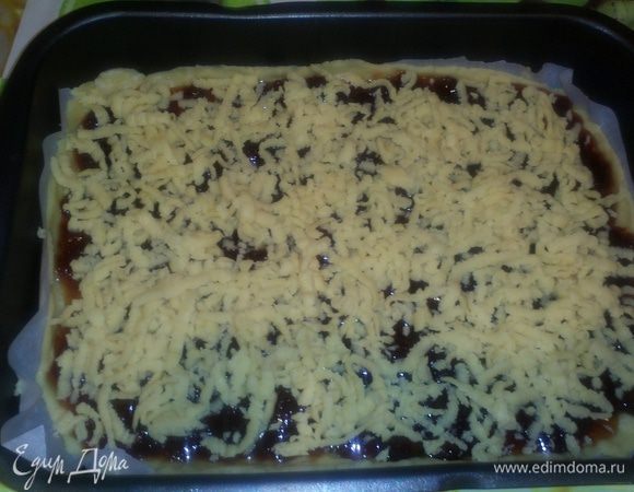 Достать оставшуюся часть теста и натереть на терке сверху варенья