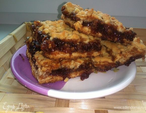 Выпекать в разогретой духовке 40 минут. Разрезать на квадратики, пока выпечка горячая. Приятного аппетита!