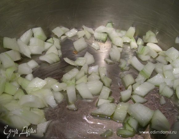 Лук мелко шинкуем и обжариваем минуты 3.


