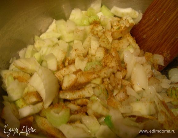 Фенхель режем кубиками и добавляем в кастрюлю. Готовим еще минут 5.
(Я карри добавляла на этом этапе, так привыкла. По-моему, аромат специй лучше раскрывается, если их немного обжарить и только потом жидкостью заливать.)