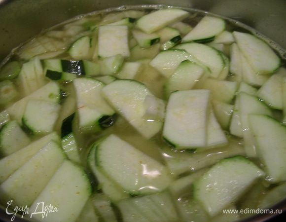 Заливаем все бульоном, добавляем порезанный тонкими ломтиками кабачок и готовим на среднем огне минут 10.
