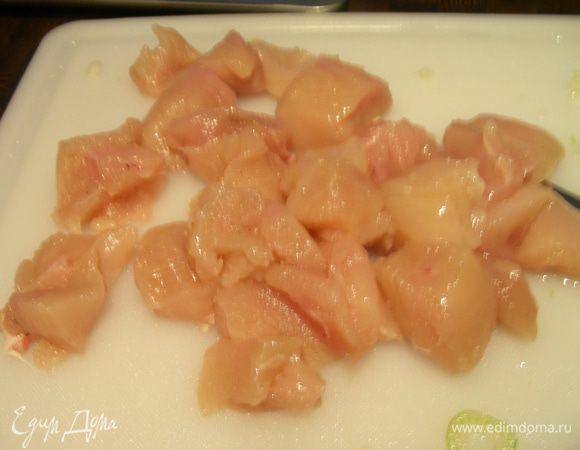 Куриное филе режем средними кусочками и добавляем в суп. Также кладем кукурузу. Я еще добавила половину красного перчика для цвета. Солим, перчим по вкусу, добавляем карри и петрушку. Готовим до готовности курочки, минут 10. Как вариант, можно добавить грамм 100 риса быстрого приготовления, тогда получится густая похлебка.
