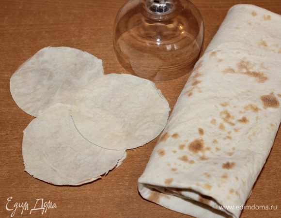 Из лаваша вырезать круглые заготовки для корзинок, я это делала при помощи бокала.