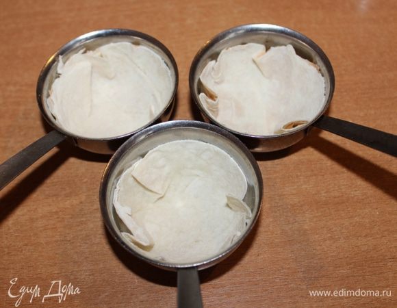 Выложить лаваш в металлические формочки, я использовала кокотницы. Подсушить в духовке до тех пор, пока лаваш не станет держать форму, примерно 5-7 минут...