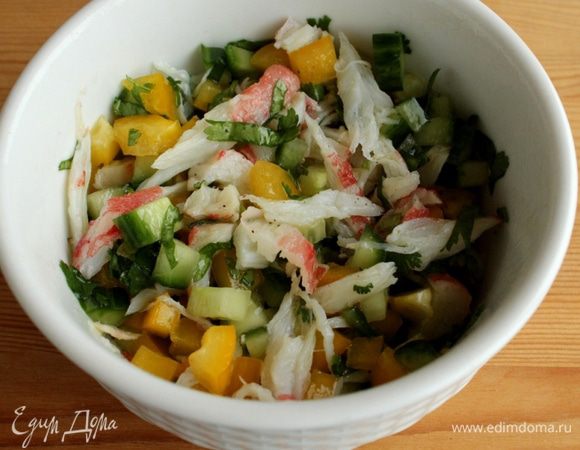 Добавить разобранное на волокна крабовое мясо и рубленную кинзу. Заправить лимонным соком и оливковым маслом, посолить и поперчить...