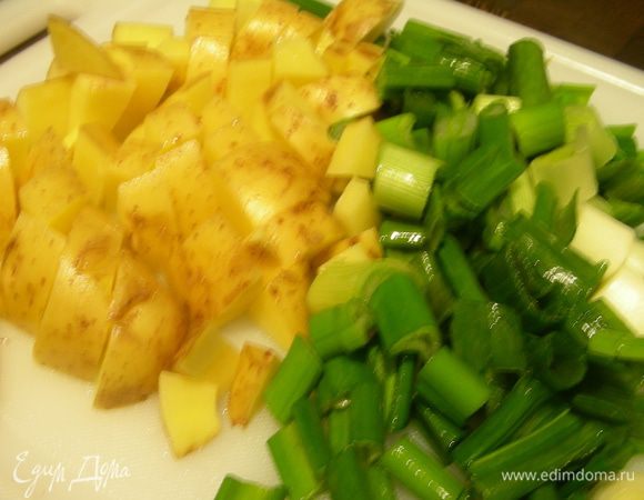 Зеленый лук и картофель мелко режем.