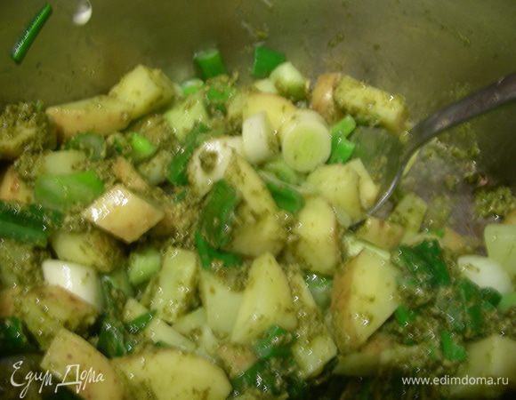 На оливковом масле обжариваем зеленый лук минуты 2 до мягкости. Затем добавляем картофель, готовим еще минуту.
