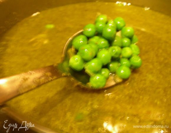 Добавляем бульон, песто, доводим до кипения и готовим под крышкой на небольшом огне минут 10. Добавляем зеленый горошек и готовим еще минут 5. Горошек и картофель должны стать мягкими. Превращаем суп в пюре. 
