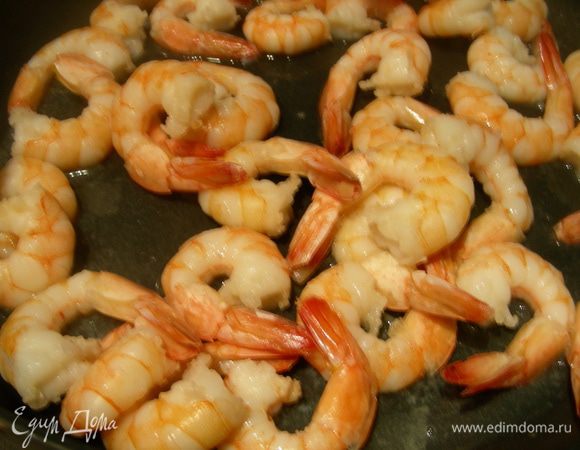 Добавляем в суп креветки, доводим его до кипения. Добавляем лимонный сок, слим, перчим по вкусу. Снимаем с огня.
