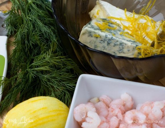  	Нам понадобятся вот такие продукты - сыр с плесенью, сыр бри, креветки, цедра с одного лимона (потом порезанный на дольки лимон можно подать к рыбе), укроп и сливки. Причем по рецепту полагалось использовать только сыр с плесенью, но для меня он островат, поэтому половину нормы сыра разбавила мягким и более нейтральным по вкусу бри. Согласна, не самые дешевые продукты, но так ведь и блюдо не на каждый день. Я, например, готовила эту рыбу на День Рождения мужа. Для романтического вечера также подойдет идеально
