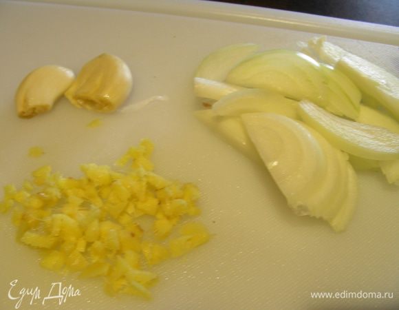 Лук, чеснок и имбирь мелко режем. Я правда лук порезала полукольцами.
