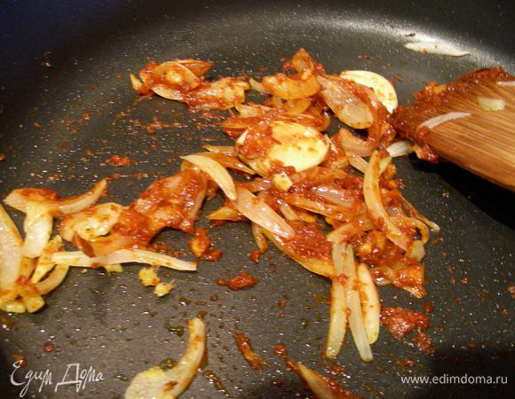 Обжариваем их минут 5, затем добавляем пасту карри и готовим еще 1 минуту.
