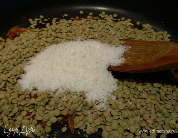 Добавляем чечевицу, бульон, кокосовую стружку. Доводим смесь до кипения и готовим на небольшом огне до мягкости чечевицы.
