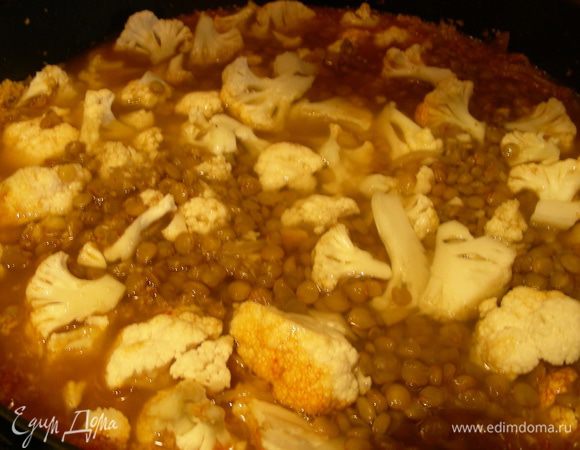 За 10 минут до готовности добавляем порезанную средними кусочками цветную капусту. 
